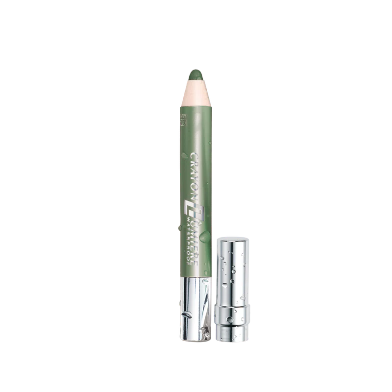 MAQUILLAGE-YEUX_Crayon-Lumiere-Vert-Empire-22_0cdd8271-eadb-47c4-9815-1748dd99ff37
