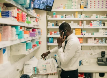 Male-black-pharmacist-collecting-medicines_2